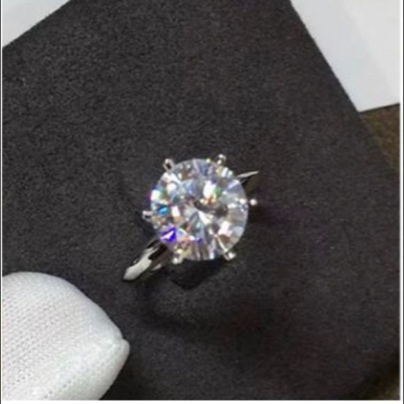 18k White Gold Ring w/ 2.0ct Natural Zircon - Picture 8 of 15